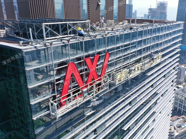愛(ài)文酒店幕墻發(fā)光字安裝現場(chǎng)